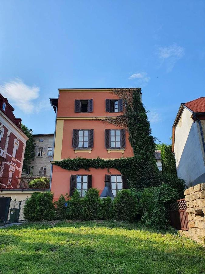 Colonial Apartment